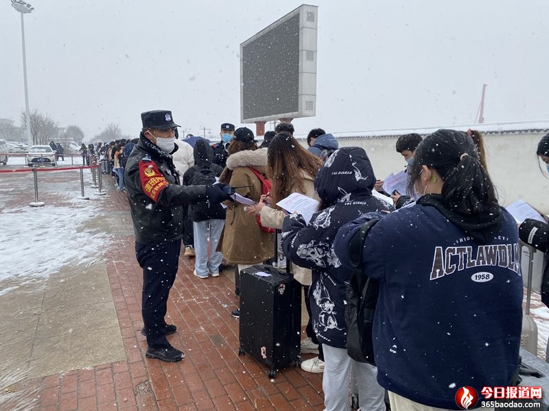 所長陳偉鋒幫助旅客.jpg