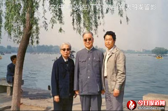 丁再獻(xiàn)陪郁文暢游大明湖396.png